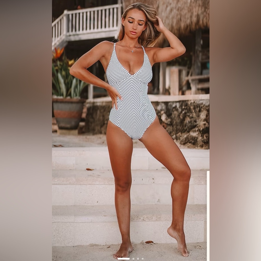 NEW ✨ Cupshe Black and White Striped One-Piece Swimsuit Size Medium